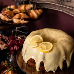 Bolo de limão com cobertura de chocolate branco