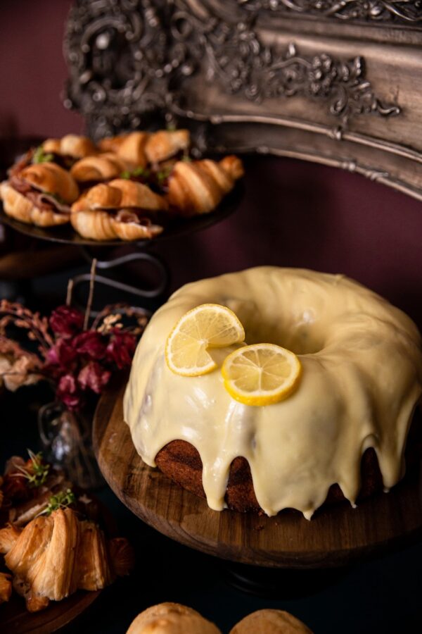 Bolo de limão com cobertura de chocolate branco